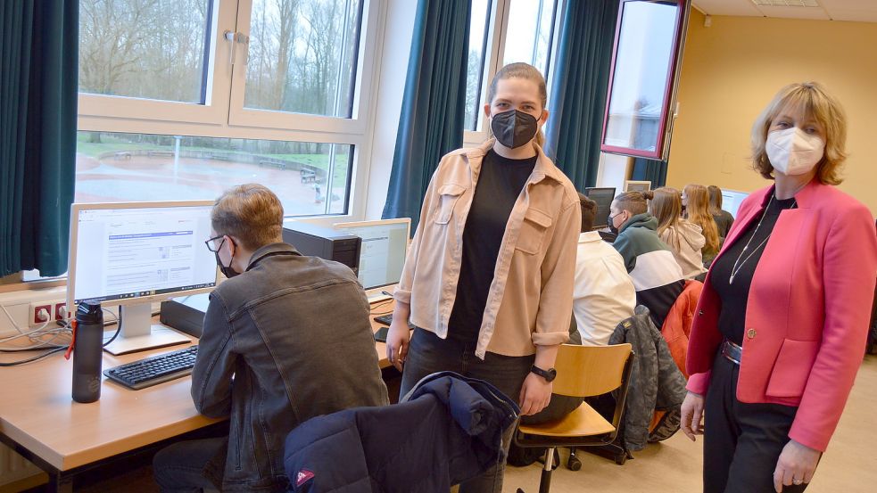 Der so genannte GEVA-Test wird im Computerraum des Gymnasiums durchgeführt. Marius Junker (links) gehört zu den Schülern, die teilnehmen. Lehrerin Imke Noormann (Mitte) und Carmen Vietor (rechts) von der Fehnstiftung schauen ihm dabei über die Schulter. Foto: Weers