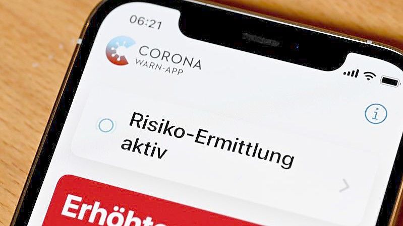 Eine rote Warnmeldung auf der Corona-App reicht für einen PCR-Test nicht mehr. Foto: Bernd Weißbrod/dpa