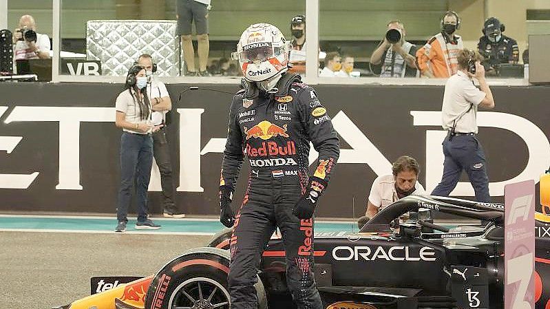 Formel-1-Weltmeister Max Verstappen steht vor seinem Rennwagen der vergangenen Saison. Foto: Hasan Bratic/dpa