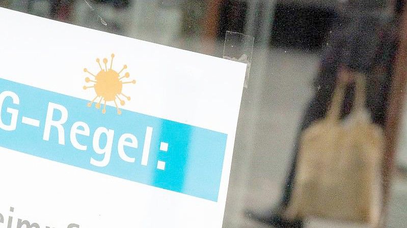 Einem Schild weist in Mainz auf die 2G-Regel im Einzelhandel hin. Foto: Sebastian Gollnow/dpa