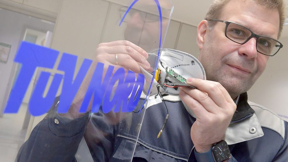 Michael Schlump, Tüv-Nord Teamleiter Fahrerlaubnis für die Region Weser-Ems, zeigt eine der präparierten Masken. Foto: Ortgies