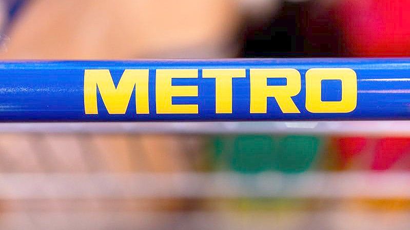 Das Logo der Metro auf einem Einkaufswagen. Foto: Rolf Vennenbernd/dpa