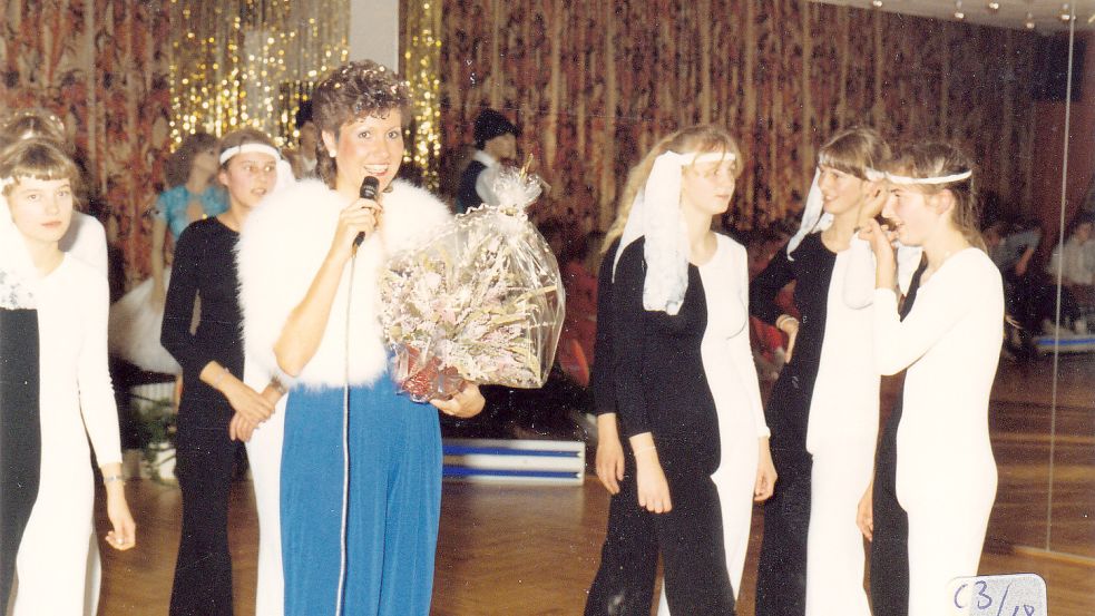 Brigitte Baczinski brachte Glamour aufs Land. Die Bremerin hatte viel Präsenz. Hier führte sie 1982 durch einen Ball, bei dem Gruppen Tanzdarbietungen zeigen.