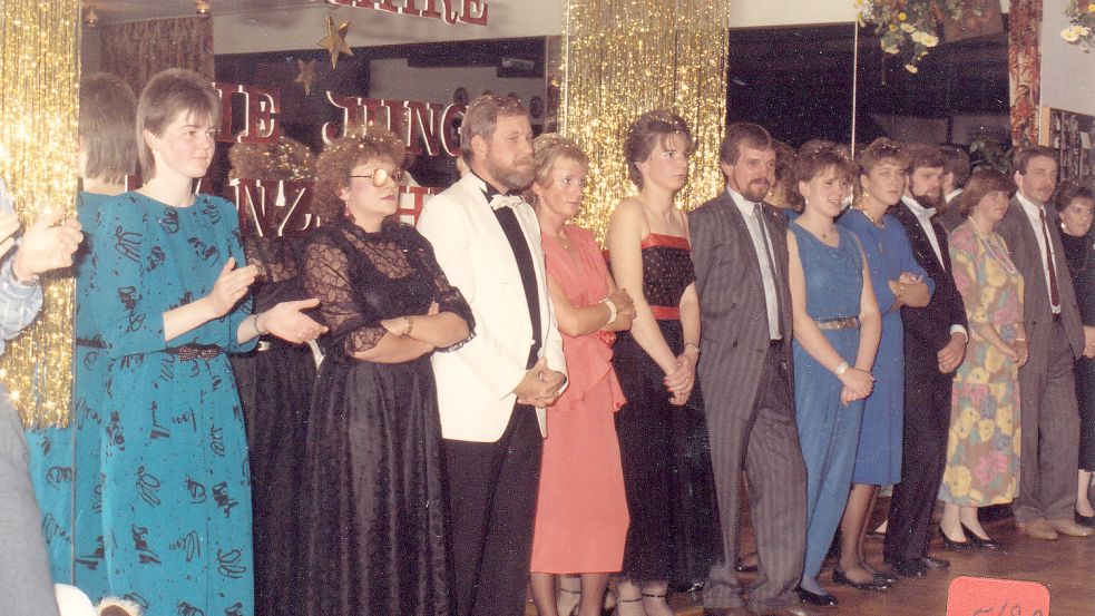 Das zehnjährige Bestehen des Tanzstudios feierten man in Strücklingen 1987 mit goldenen Glitzerschnüren, die wie eine Wasserfall von der Saaldecke hingen.