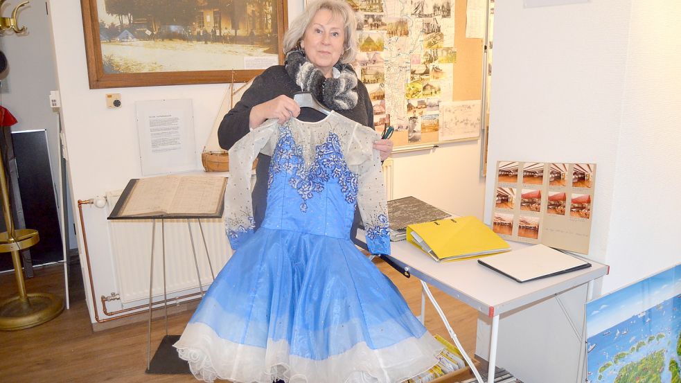 Marlies Jakobi vom Strücklinger Bürgerverein hat im Nachlass von Brigitte von Pidoll auch einige Tanzkostüme gefunden und vor dem Entsorgen gerettet. Foto: Fertig