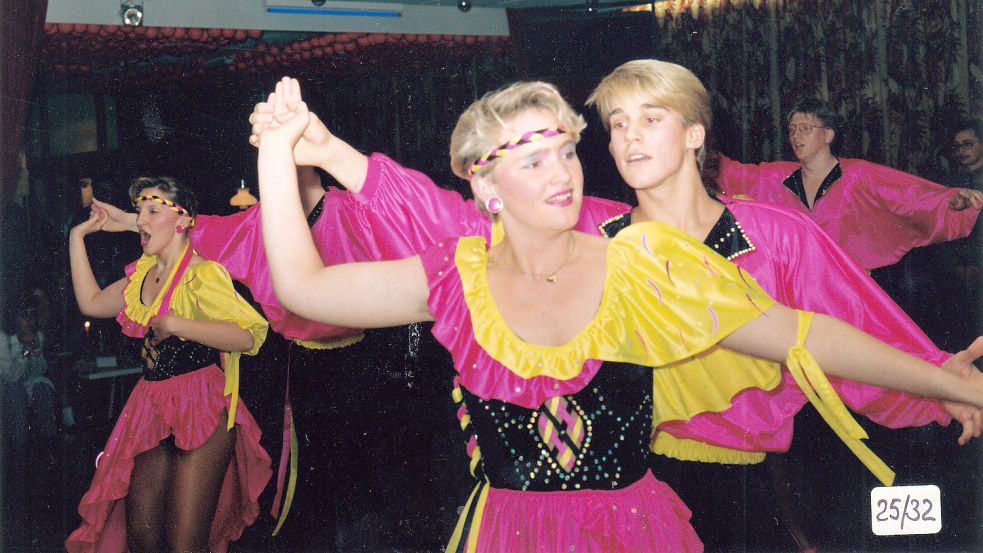 Show-Einlagen in bunten Kostümen gehörte bei den regelmäßig veranstalteten Bällen im Strücklinger Tanzstudio dazu.