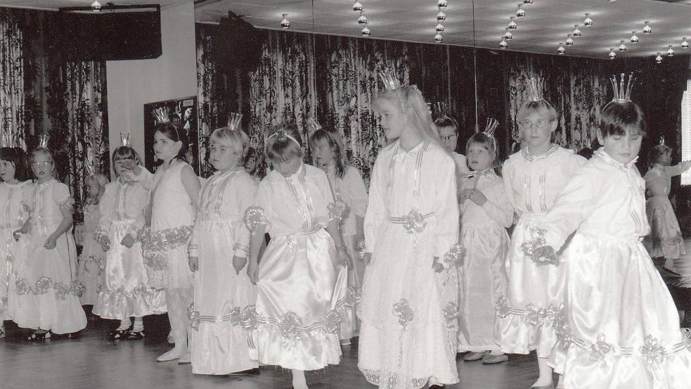 "Die kleinen Hexen hatten sich in Prinzessinnen verwandelt" schrieb die Tanzlehrerin auf die Rückseite dieses undatierten Fotos. Sie veranstaltete viele Kurse für Kinder. Die wurden im Saterland auch sehr gut angenommen.