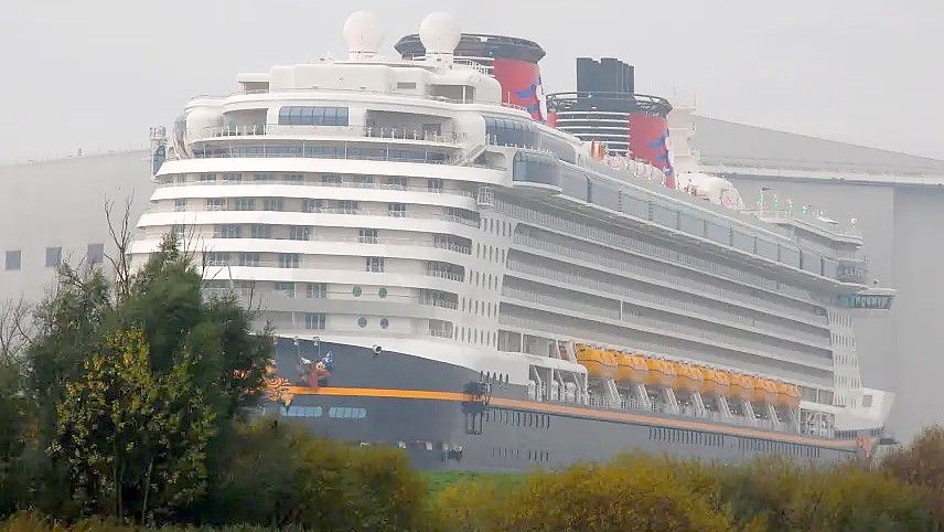 Die „Disney Dream“ für Disney Cruise Line im Jahr 2010 vor ihrer Emsüberführung. Ende März soll einer Bekanntmachung des NLWKN zufolge das neueste Schiff der Reederei, die „Disney Wish“ überführt werden.FOTO: ASSIES