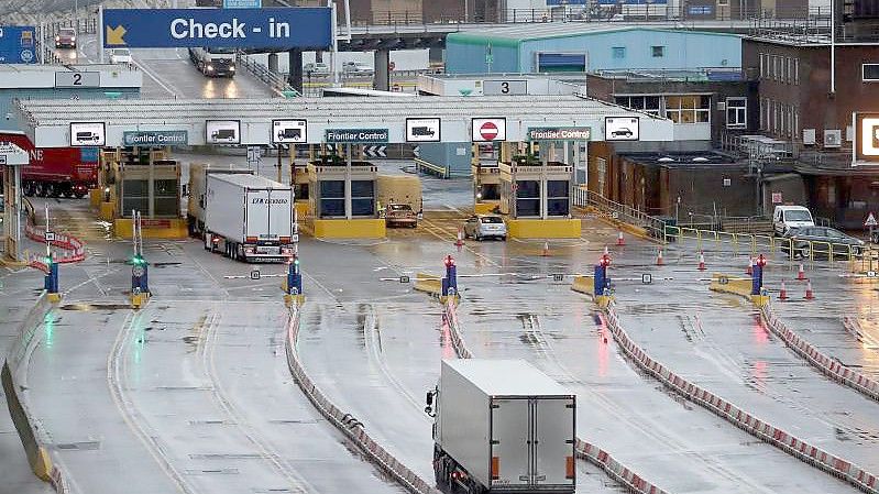 Lastwagen fahren zum Check-in in das Terminal am Hafen. Großbritannien hat nach dem Brexit weiter an Bedeutung als Handelspartner für Deutschland verloren. Foto: Gareth Fuller/PA Wire/dpa