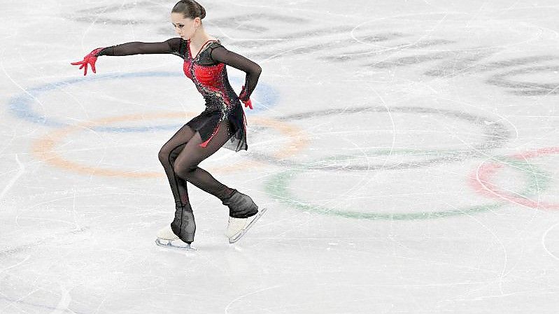 Die russische Eiskunstläuferin hat ihre Mannschaft zu Gold geführt und gilt auch im Damen-Einzel als Mitfavoritin. Foto: Peter Kneffel/dpa