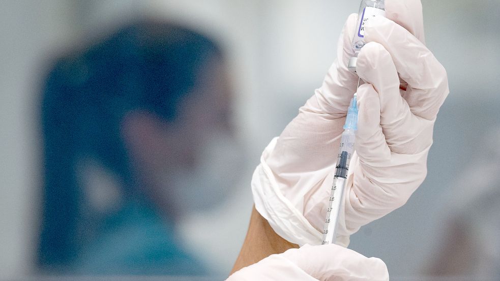 Der Piks wird Pflicht: Mitarbeiter in der Pflege müssen ab dem 15. März ihren Corona-Schutz nachweisen. Foto: Murat/dpa