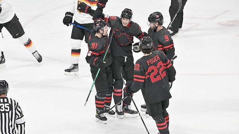 Kanadas Jordan Weal (M) jubelt zusammen mit seinen Teamkollegen nach seinem Treffer zum 5:1. Foto: Peter Kneffel/dpa