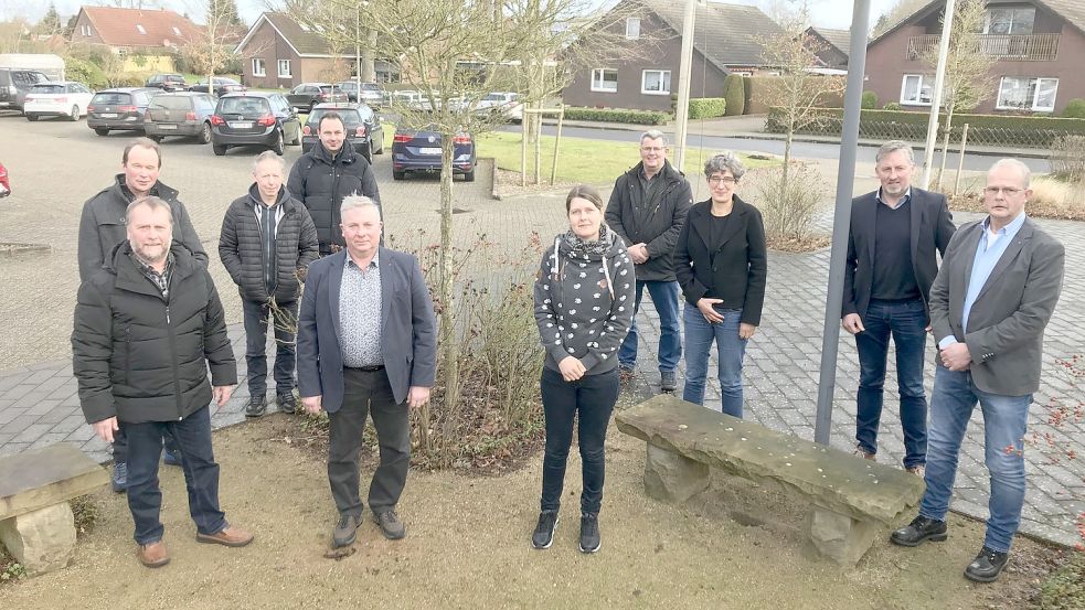 Nach der Wahl des Vorstandes bei der Sielacht Stickhausen (von rechts): Verbandsvorsteher Focke Bohlen, Johann Eckhoff (Landkreis Leer, Wasserbehörde), Jenny Daun (Landkreis Leer, Erste Kreisrätin), Johann Elling, Gunda Weers, Heiko Duin, Herbert Müller, Friedrich Cramer, Loert Strenge und Gerold Heiken. Foto: Sielacht