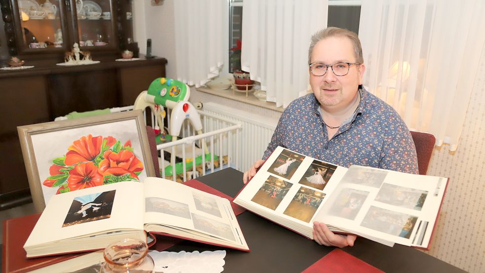 Sehr gerne erinnert sich der Fehntjer Andree Winkler an seine Zeiten in der Strücklinger Tanzschule. Viele Fotos finden sich in den Alben des 58-jährigen Filialleiters des Modehauses Böckmann. Foto: Passmann