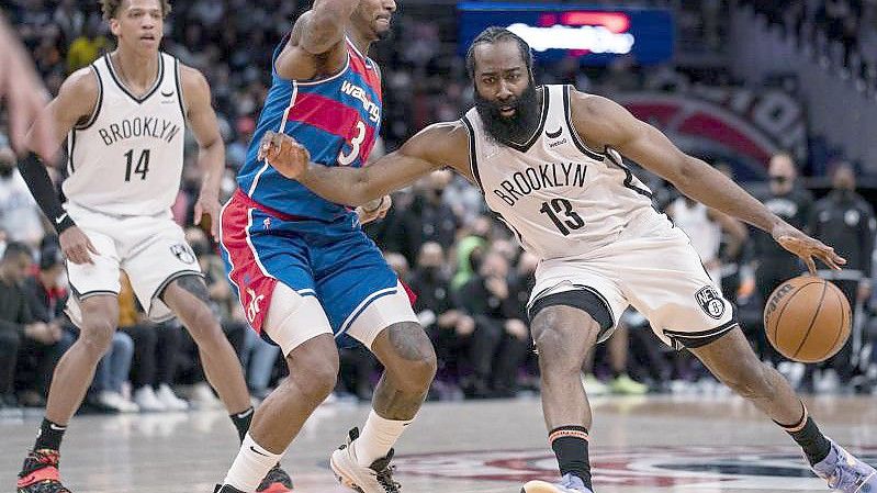 James Harden (r) wechselt Berichten zufolge von Brooklyn nach Philadelphia. Foto: Evan Vucci/AP/dpa