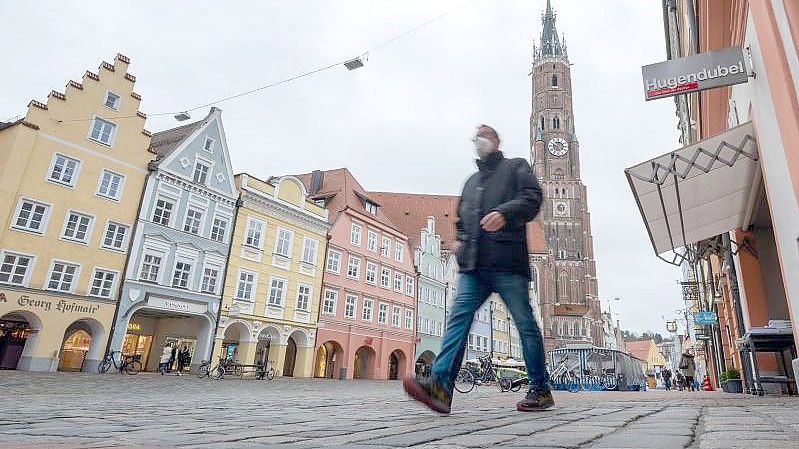 Die Altstadt von Landshut - Geschäfte in den Fußgängerzonen und Einkaufszentren stehen bundesweit vor großen Problemen. Leerstände schmälern die Attraktivität der Einkaufsstraßen und der Internethandel macht Konkurrenz. Foto: Armin Weigel/dpa