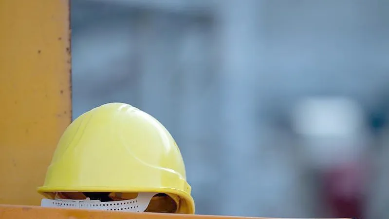 Verwaister Helm auf einer Baustelle in Stuttgart. Foto: Sebastian Gollnow/dpa