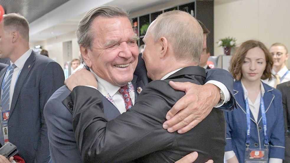 Schröder und Putin im Juni 2018 in Moskau nach dem WM-Eröffnungsspiel Russland gegen Saudi-Arabien. Foto: Druzhinin/TASS/dpa/Archiv
