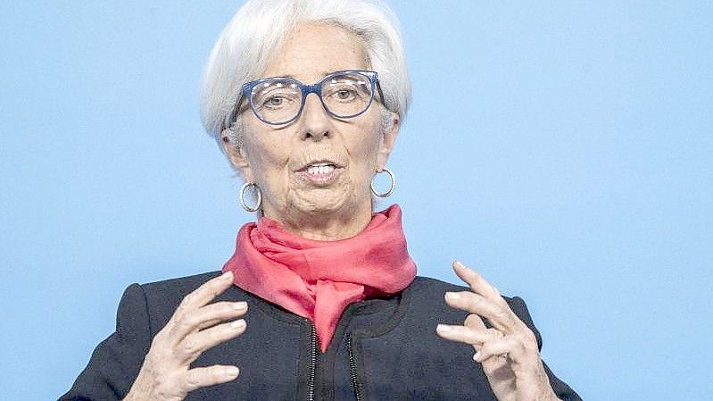 EZB-Präsidentin Christine Lagarde hat vorgeschlagen, dass auf neuen Generationen von Euro-Scheinen, berühmte Persönlichkeiten aus Europa zu sehen sein sollen. Foto: Thomas Lohnes/AFP Pool/dpa