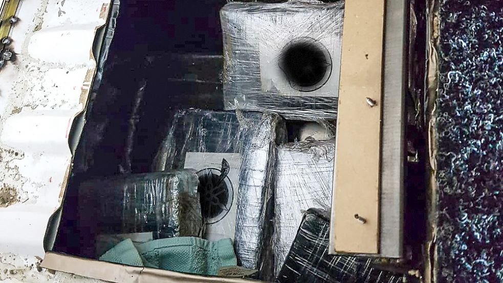 Die Kokain-Pakete befanden sich aufwendig versteckt hinter dem Fahrersitz. Fotos: Zoll