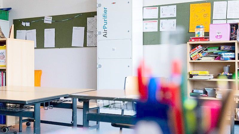 Luftfiltergeräte stehen in einem Klassenraum einer Bonner Schule. Foto: Rolf Vennenbernd/dpa