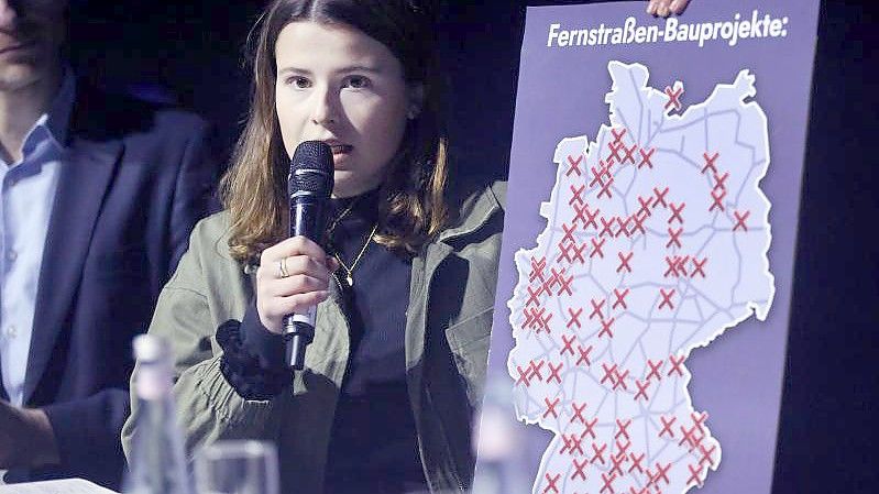Luisa Neubauer von Fridays for Future gibt einen Ausblick auf geplante Aktionen 2022. Foto: Roland Weihrauch/dpa