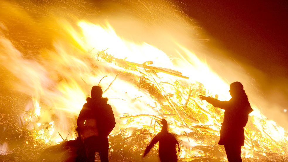 Ob in diesem Jahr wieder große Osterfeuer im Landkreis Leer brennen dürfen, ist unklar. Foto: Wagner/dpa