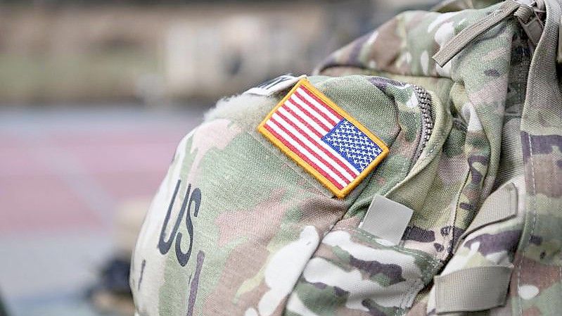Ein Aufnäher in Form der US-Flagge ist an der Uniform eines US-Soldaten angebracht. Foto: Darek Delmanowicz/PAP/dpa