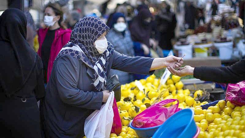 Kunden auf dem Ortakcilar-Straßenmarkt in Istanbul. Waren werden in der Türkei immer teurer. Im Januar sprang die Inflationsrate bis knapp unter die Marke von 50 Prozent. Foto: Francisco Seco/AP/dpa