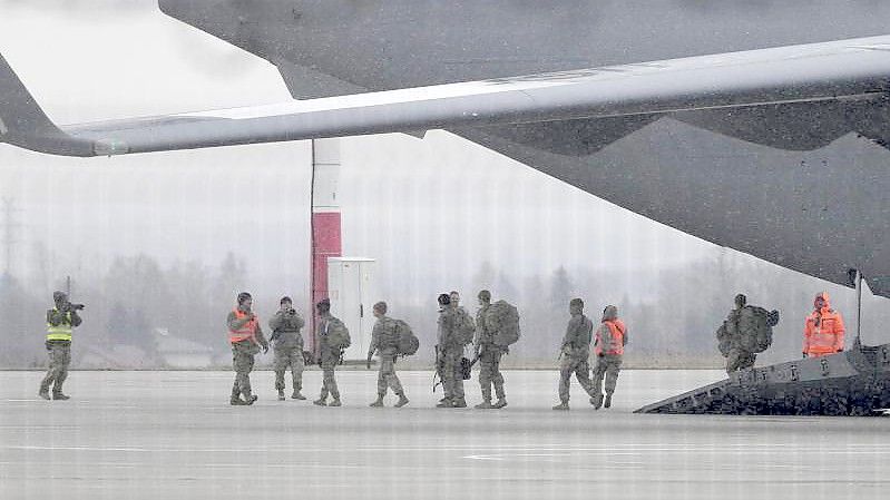 Truppen der 82. Luftlandedivision der US-Armee entladen Fahrzeuge aus einem Transportflugzeug, nachdem sie auf dem Flughafen Rzeszow-Jasionka im Südosten Polens angekommen sind. Foto: Czarek Sokolowski/AP/dpa