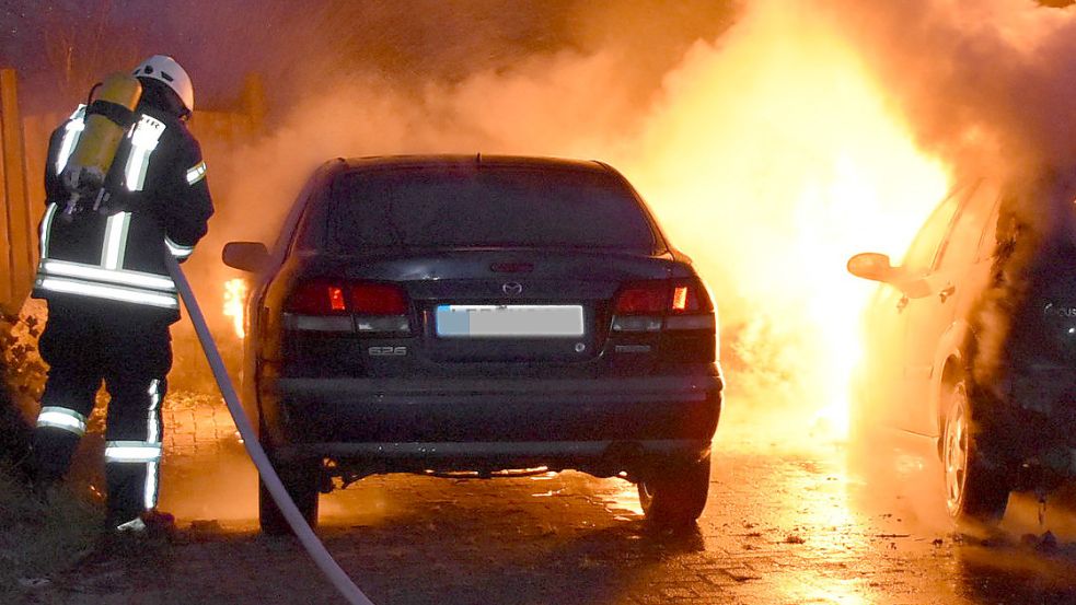 Die Flammen schlugen aus den Fahrzeugen. Foto: Ammermann