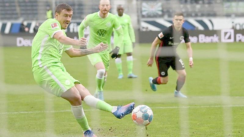 Wolfsburgs Max Kruse trifft per Elfmeter zur Führung. Foto: Sebastian Gollnow/dpa