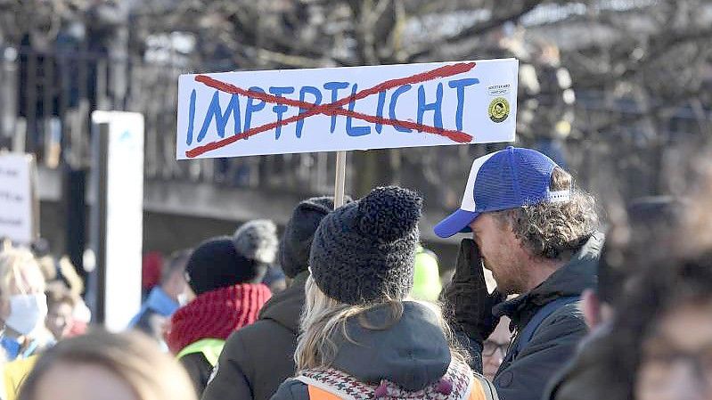 In Düsseldorf Tausende Menschen zusammen um gegen die Corona-Maßnahmen zu protestieren. Sie trafen sich am Rheinufer zu einem Zug durch die Innenstadt. Foto: Roberto Pfeil/dpa