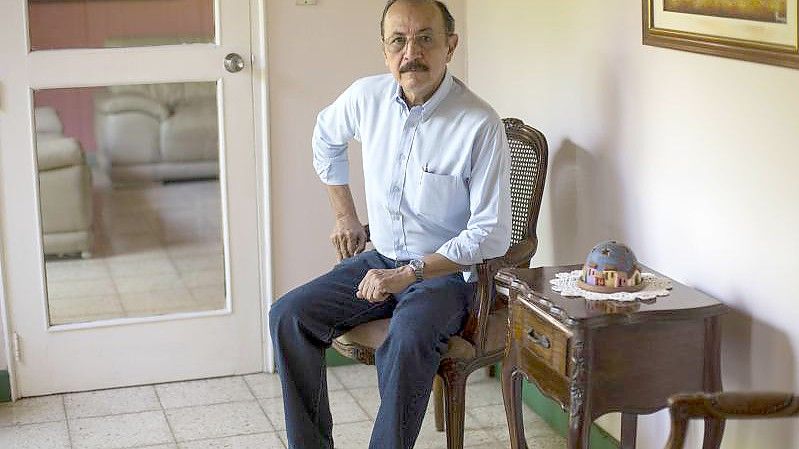 Der nicaraguanische General außer Dienst und Oppositionspolitiker Hugo Torres posiert für ein Porträt in seinem Haus in Managua. Torres ist nach Angaben der Staatsanwaltschaft Nicaraguas gestorben. Foto: Moises Castillo/AP/dpa