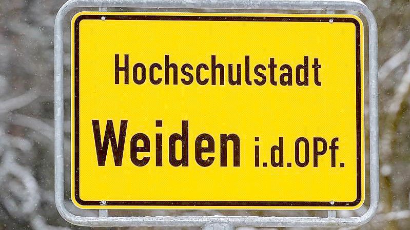 Nach einem Restaurantbesuch ist ein Mann in Weiden gestorben, mehrere wurden verletzt. Foto: Armin Weigel/dpa