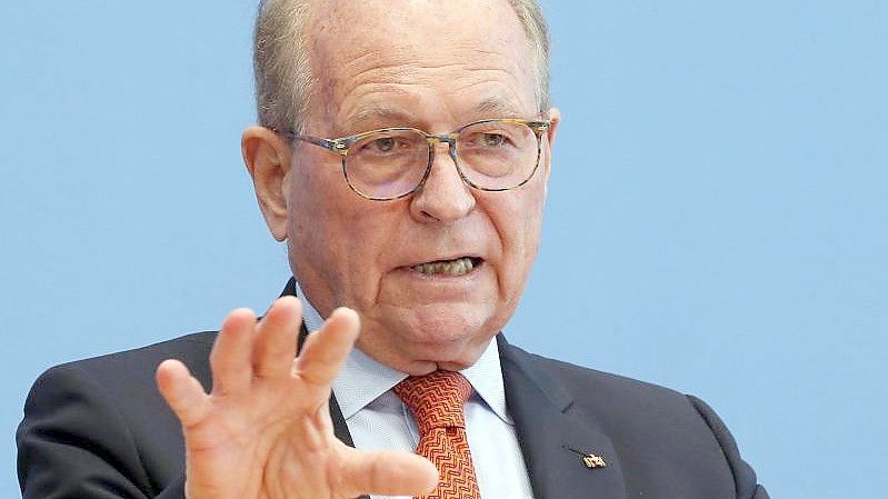 Wolfgang Ischinger, Vorsitzender der Münchner Sicherheitskonferenz, unterstreicht seine Einladung an die russische Führung. Foto: Wolfgang Kumm/dpa