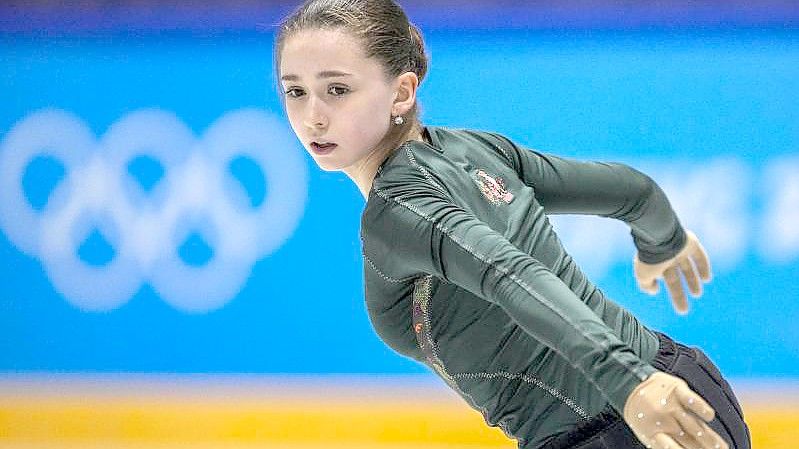 Eiskunstläuferin Kamila Walijewa darf im olympischen Einzelwettbewerb starten. Foto: Bernat Armangue/AP/dpa