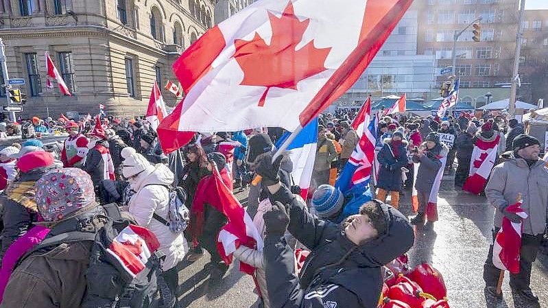 Demonstranten versammeln sich auf dem Parliament Hill in Ottawa. Foto: Frank Gunn/The Canadian Press/AP/dpa