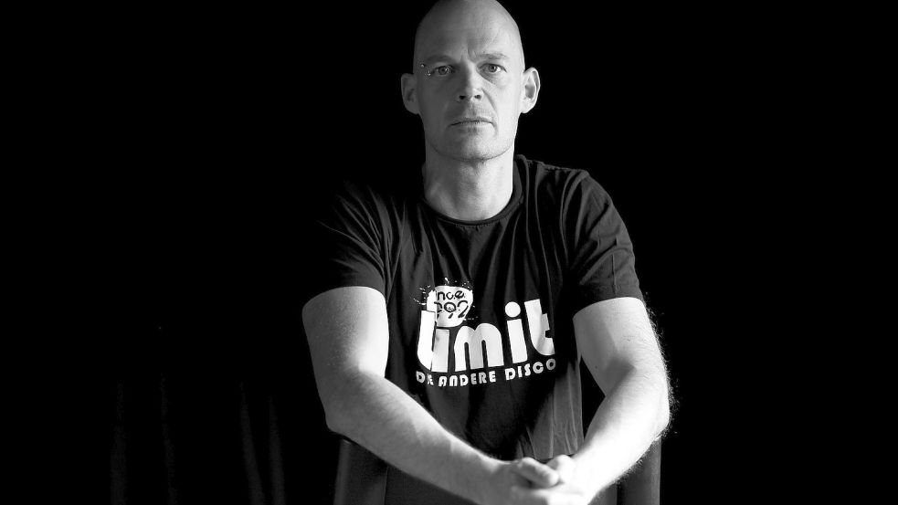 Der gebürtige Rhauderfehner Marco Hanneken hat eine neue Aufgabe beim Zollhaus in Leer. Er wird aber weiterhin in der Ihrhover Disothek Limit arbeiten - unter anderem als DJ. Foto: Akka Olthoff
