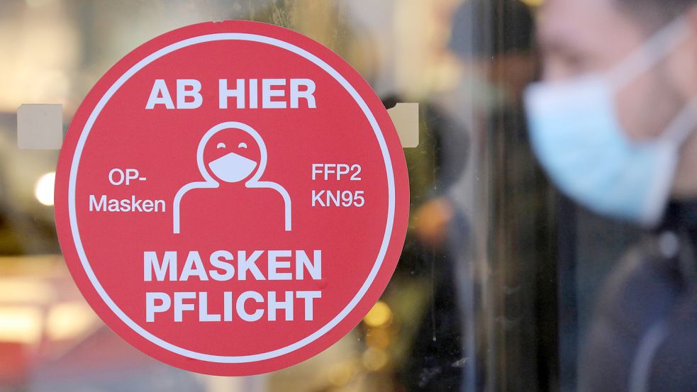 Die FFP2-Maskenpflicht muss bleiben, fordert der Marburger Bund. Foto: dpa/Wüstneck