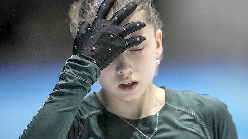 Russlands Eiskunstlaufstar Kamila Walijewa wird bei Olympia im Einzel starten. Foto: Bernat Armangue/AP/dpa