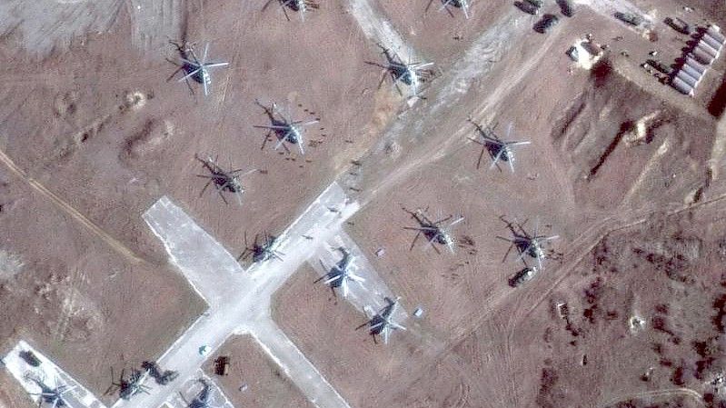 Dieses Satellitenbild vom Sonntag, 13. Februar 2022, zeigt Hubschrauber und Truppen in der Nähe des Donuzlav-Sees auf der Krim aus der Nähe. Foto: Uncredited/Maxar Technologies via AP/dpa