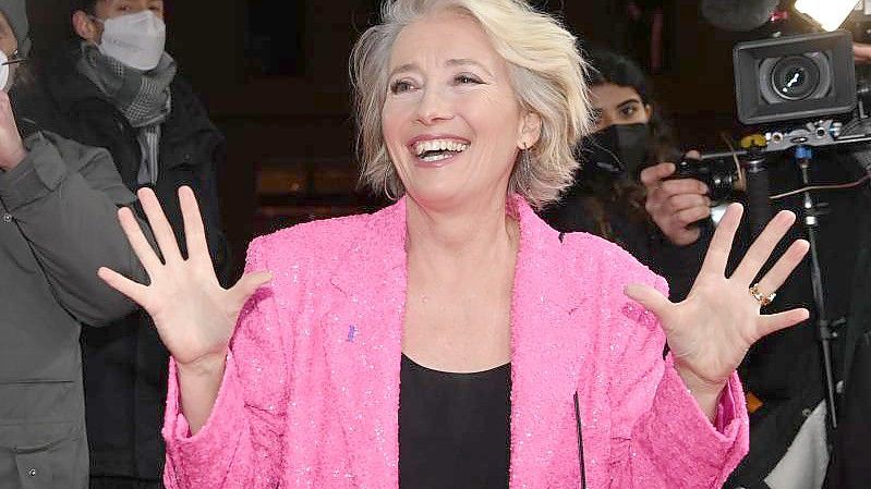 Ganz entspannt: Die britische Oscarpreisträgerin Emma Thompson auf dem roten Teppich. Foto: Jens Kalaene/dpa