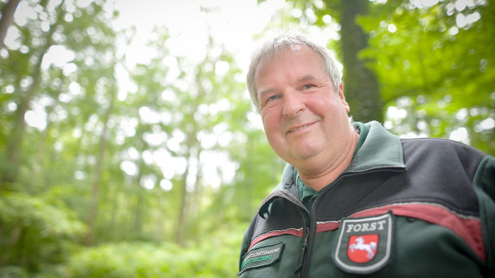 Künftig kümmert sich Bezirksförster Erich Delfs aus Glansdorf nicht nur um Themen wird Waldbau und Holzernte. Jetzt ist er auch Ansprechpartner für all diejenigen, die einen Wolfsriss anzeigen müssen. Foto: Ortgies