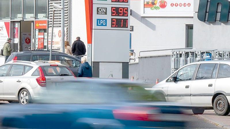 Eine elektronische Anzeigetafel zeigt Kraftstoffpreise in polnischen Zloty an einer Tankstelle. Foto: Monika Skolimowska/dpa-Zentralbild/dpa/Archivbild