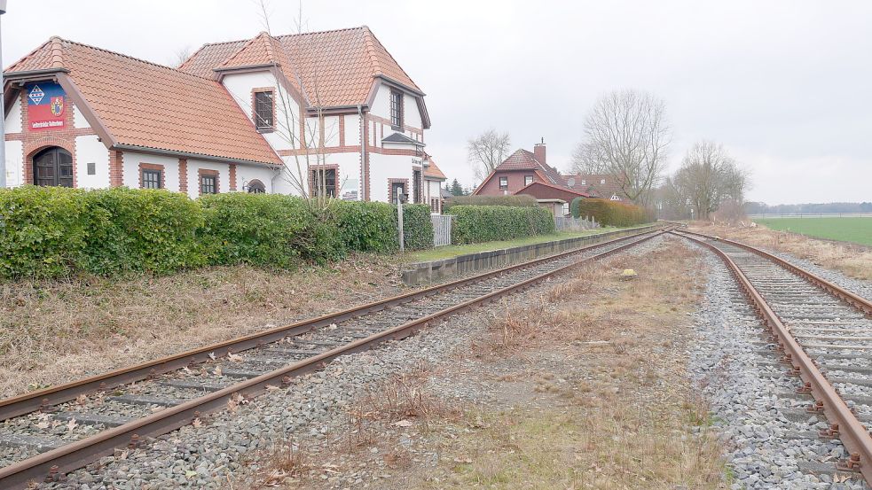 Der ehemalige Bahnhof in Scharrel. Dort könnte wieder ein Haltepunkt entstehen. Foto: Kruse