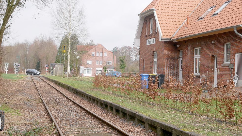 Das alte Bahnhofsgebäude in Ramsloh: Dort könnte eine Haltestation bei Reaktivierung der Strecke für Personenzüge sein. Foto: Kruse