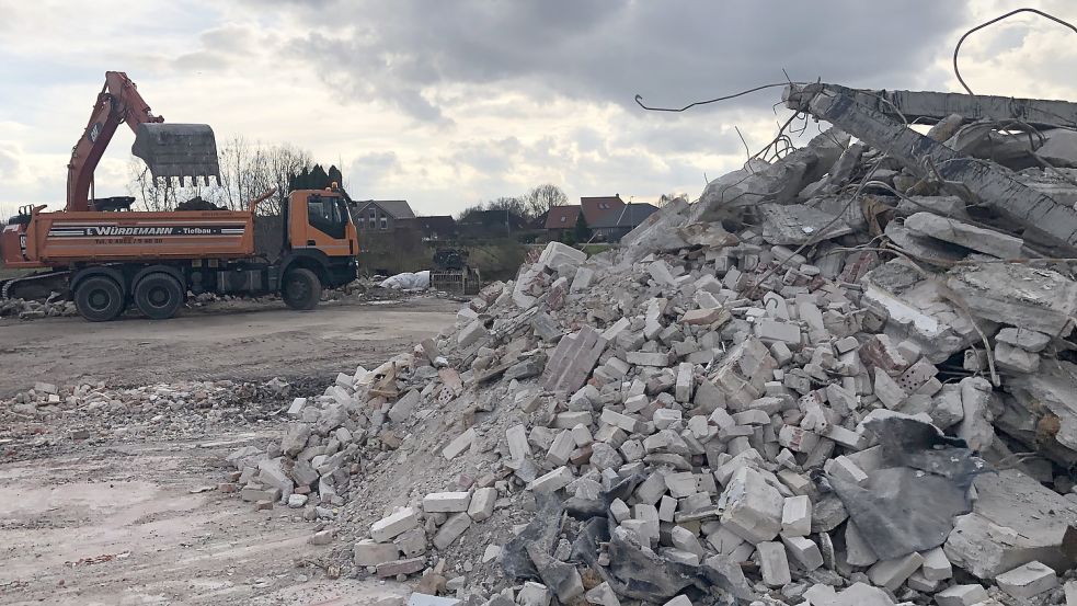 Mitarbeiter der Firma Würdemann reißen das frühere Trend-Möbel-Gebäude ab. Foto: Zein