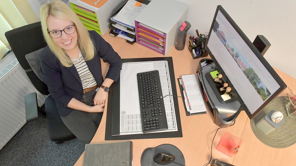 Lena Hildebrandt ist bei der Samtgemeinde Jümme für die Digitalisierung von Verwaltungsarbeiten zuständig. Foto: Ortgies
