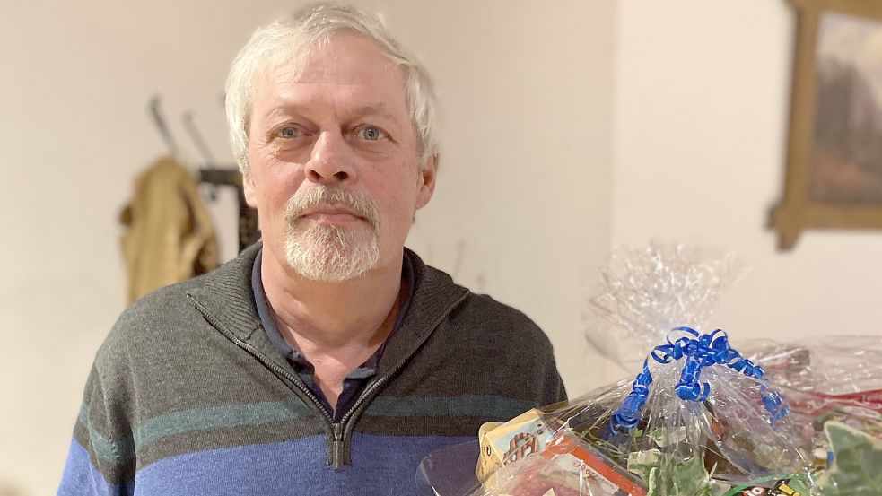 Werner Hinrichs wurde mit einem Präsentkorb verabschiedet. Foto: Privat